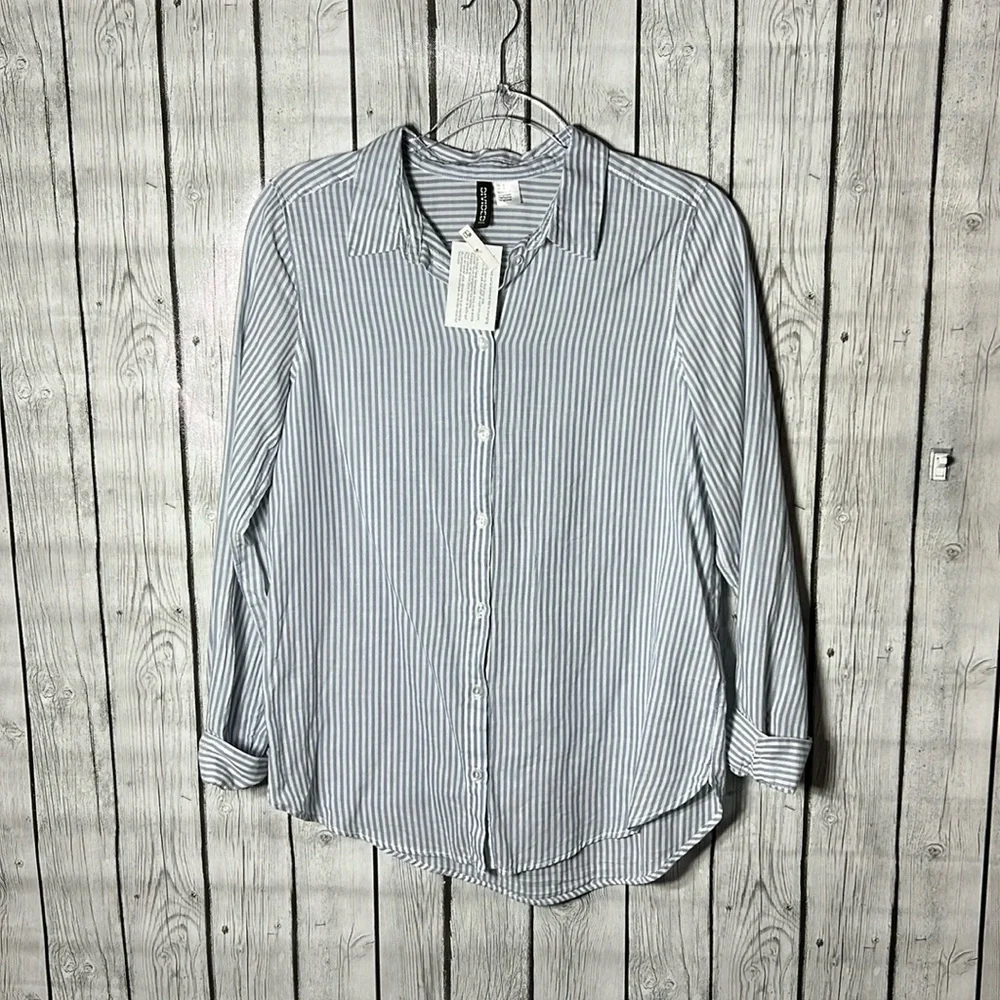 Divided striped lightweight button front top size 4